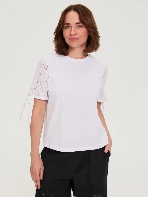pol_pl_Bluzka-z-azurowymi-rekawami-biala-34733_1.webp