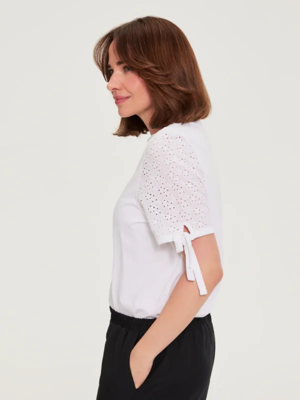 pol_pl_Bluzka-z-azurowymi-rekawami-biala-34733_3.webp