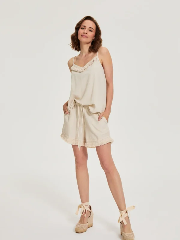 pol_pl_Szorty-w-fredzlami-bezowe-34449_1_1.webp